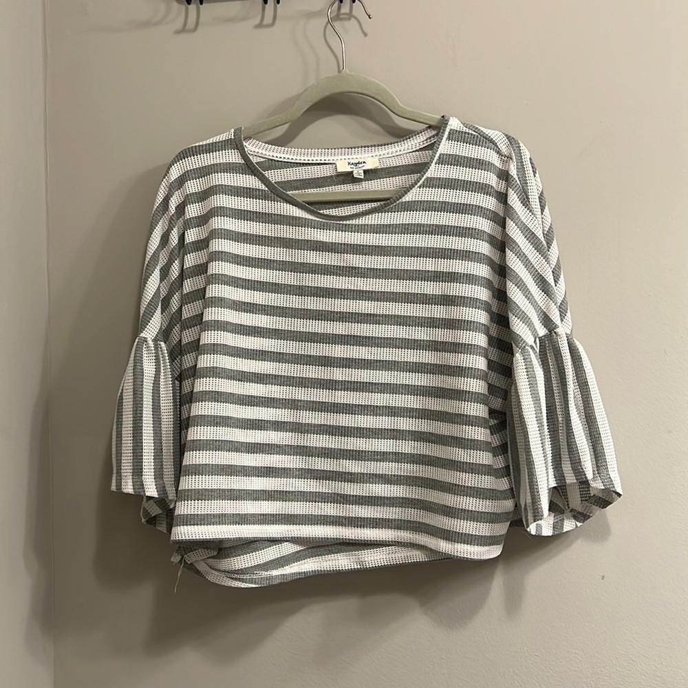 Cropped flare sleeve top